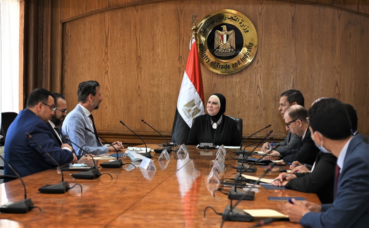 وزيرة الصناعة المصرية تبحث مع شركة لونى الألمانية التصنيع في مصر