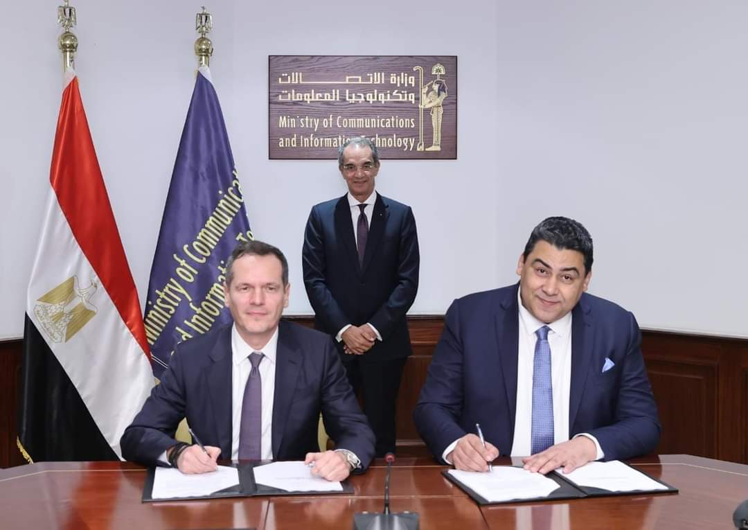 مراسم توقيع اتفاقية بين الشركة المصرية للاتصالات