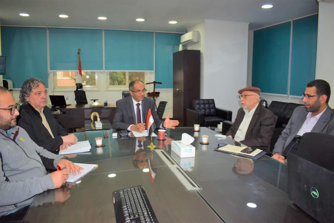 نائب وزير الإسكان لشئون البنية الأساسية يلتقي مسئولي مركز بحوث الصحراء وإحدي شركات القطاع الخاص