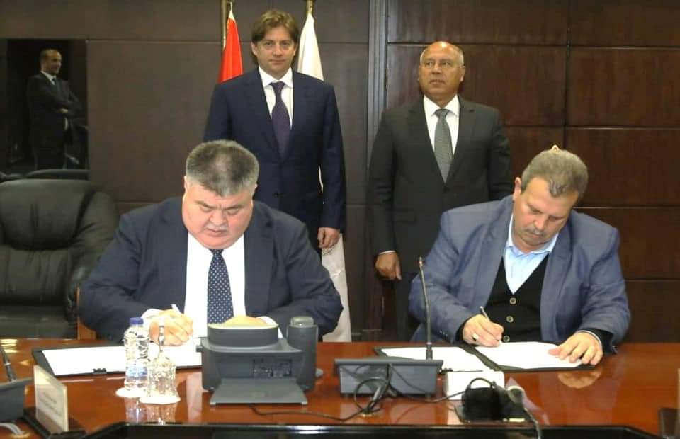 شهد الفريق مهندس / كامل الوزير - وزير النقل توقيع عقد انشاء ورشة لصيانة عربات القطارات الروسية بجميع أنواعها في مصر بورش أبوزعبل للسكك الحديدية