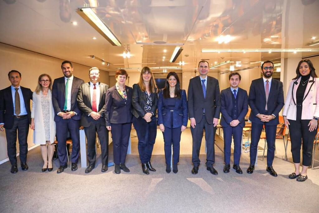 د.رانيا المشاط وزيرة التعاون الدولي تعقد جلسة مباحثات ثنائية مع نائب رئيس البنك الاوروبي لإعادة الإعمار2