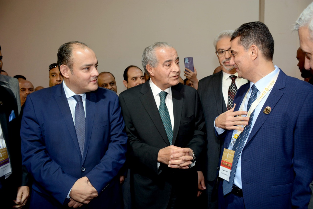 ممدوح عبد الله رئيس مجلس إدارة شركة كيرمينا مع وزيرا الصناعة والتموين