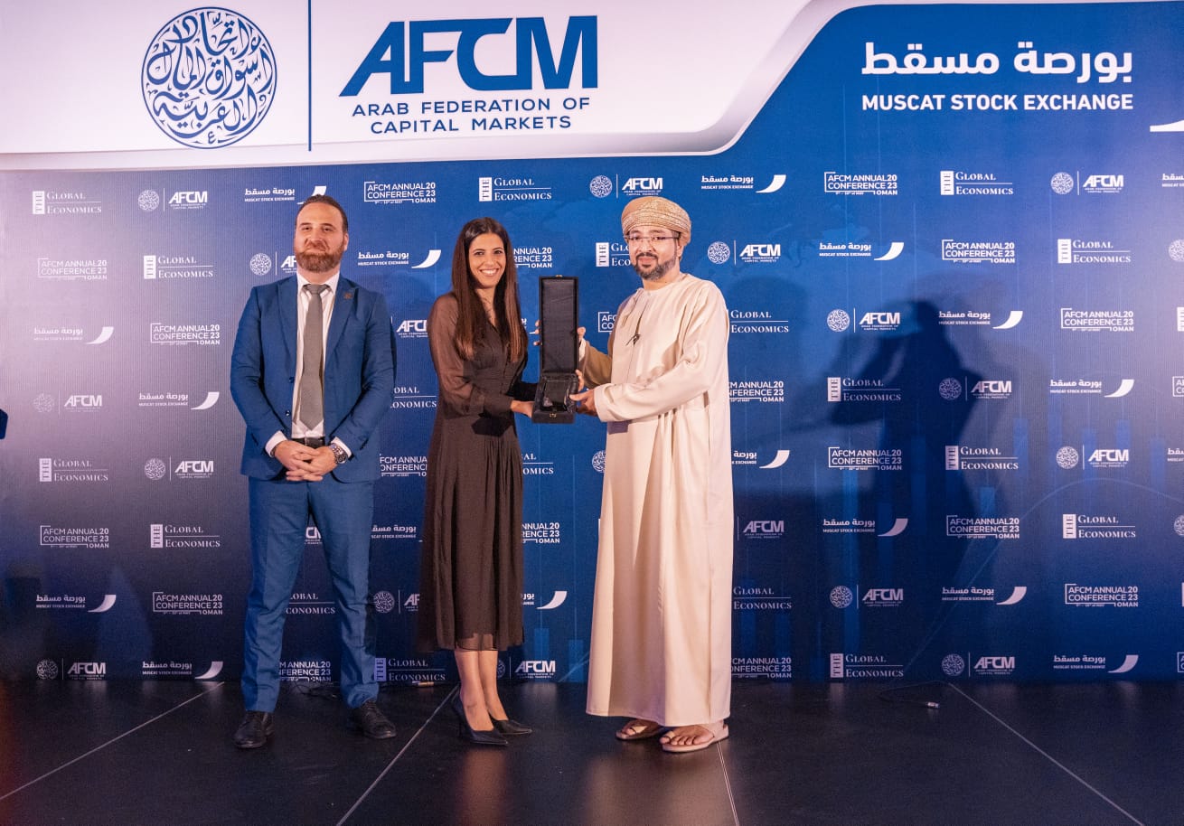 صورة الأستاذة ياسمين حميدة رئيس علاقات المستثمرين أثناء تسلمها الجائزة