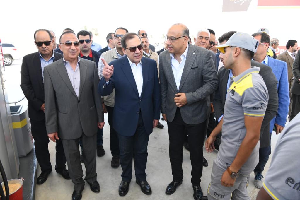 المهندس طارق الملا وزير البترول والثروة المعدنية ، يرافقه اللواء محمد الشريف محافظ الأسكندرية