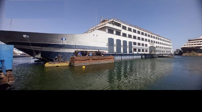 رفع فندق عائم عملاق ببحيرة ناصر