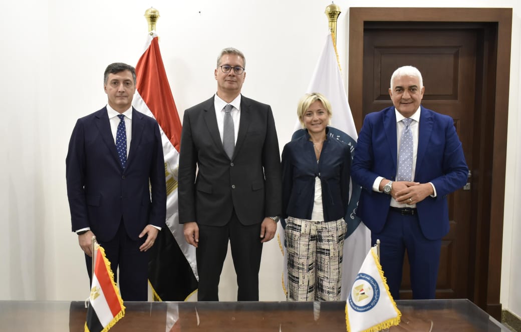 وزير البترول مع اينى